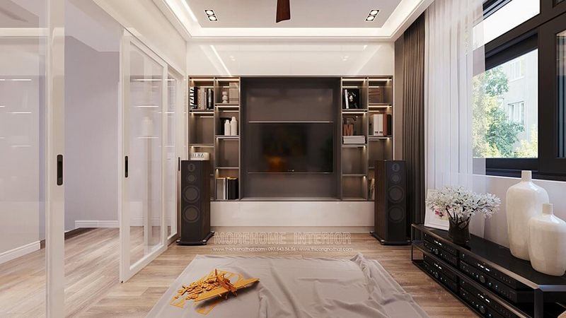 Khu vực hành lang tầng nhà biệt thự được trang trí nội thất phòng sinh hoạt chung với hệ tủ gỗ liền kệ tivi hiện đại màu trắng gỗ công nghiệp an cường.
